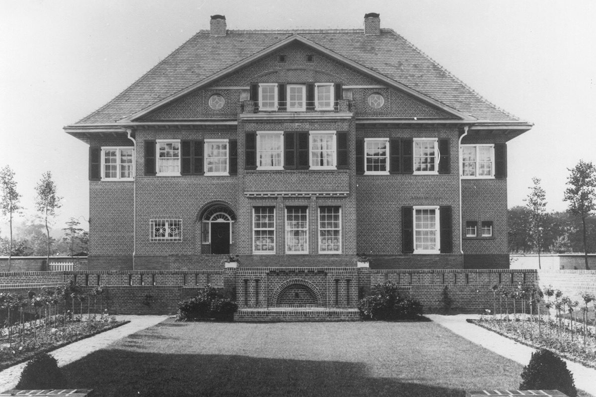 Südfassade mit Sinkgarten um 1910 (StAKR Obj. Nr. 18.374)